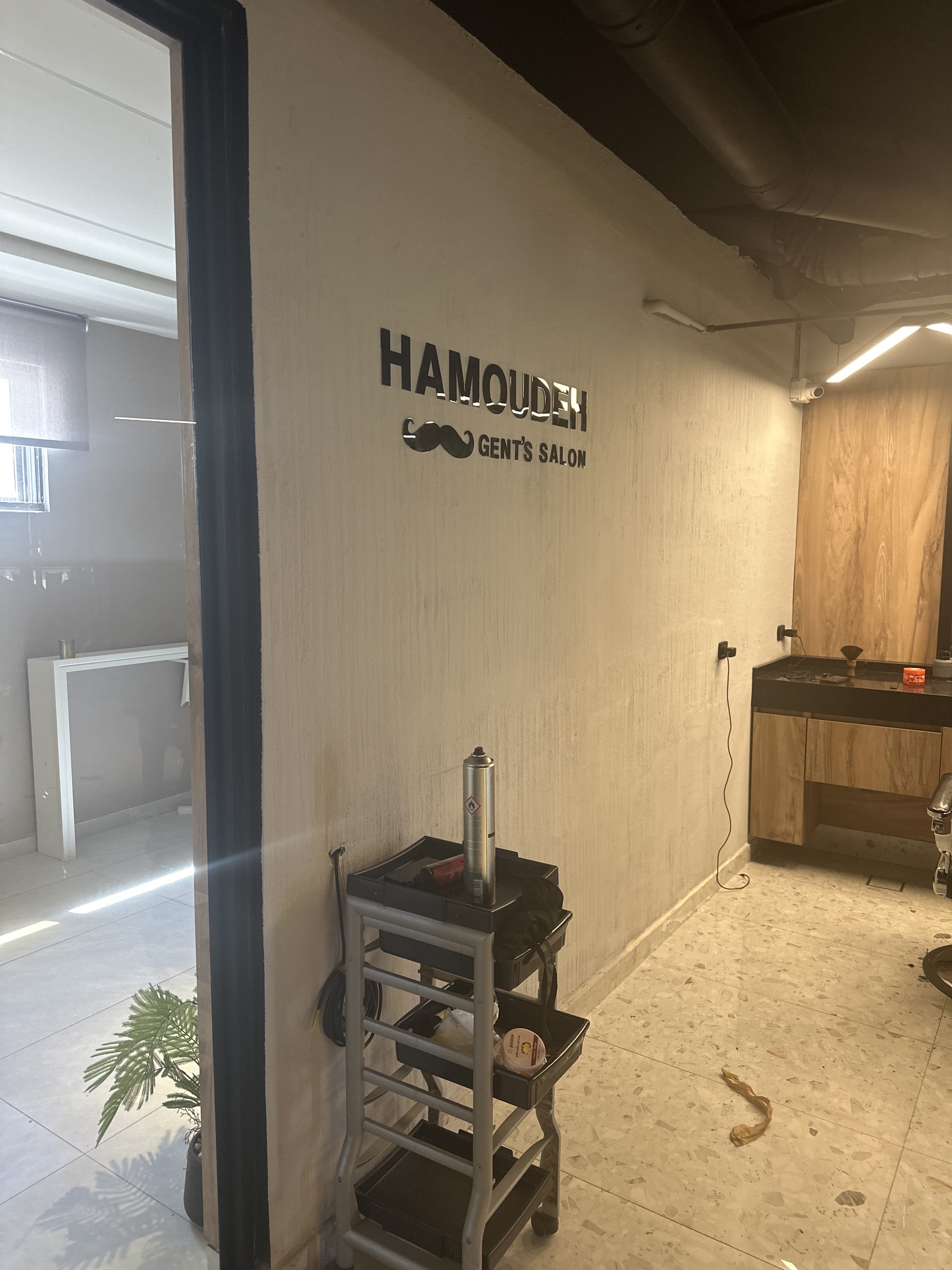 HAMOUDEH GENT'S SALON cut-metal wall lettering above a styling station